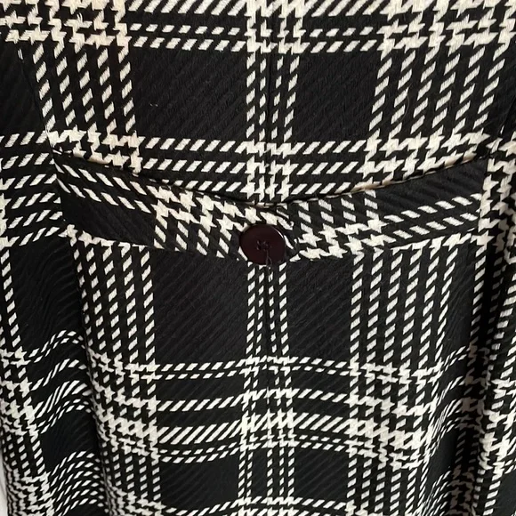 BLACK and WHITE PLAID COAT sz M - Picture 7 of 9
